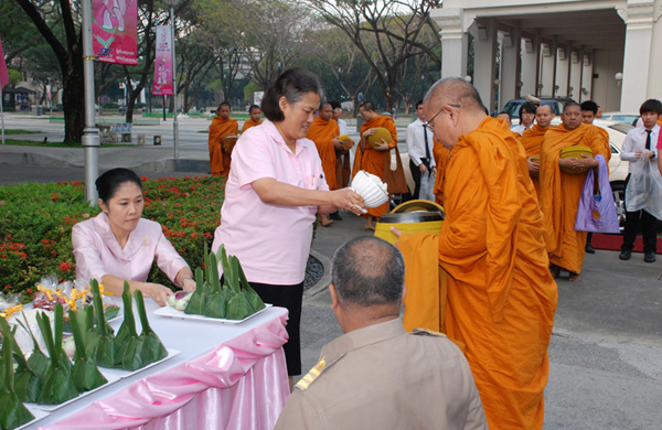 ทรงมีพระมหากรุณาเสด็จพระราชดำเนินทรงบาตรเนื่องในวันเกิดคณะอักษรศาสตร์ ๓ มกราคม