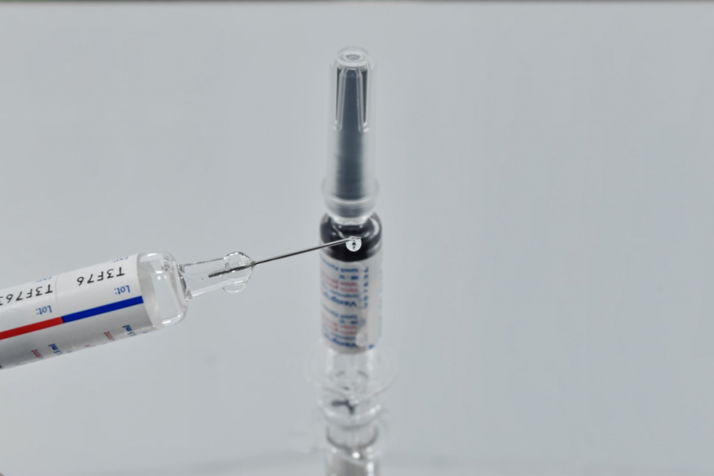 การฉีดวัคซีนไข้หวัดใหญ่จะช่วยป้องกันหรือบรรเทาการติดเชื้อหรือความรุนแรงของการติดเชื้อโควิด-19 ได้หรือไม่