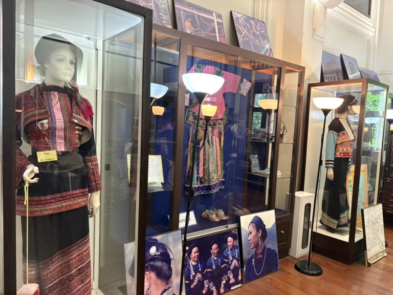 ภาพประกอบที่ 1.2 - พิพิธพัสดุ์ไท-กะได ที่ศูนย์สารนิเทศมนุษยศาสตร์ คณะอักษรศาสตร์ จุฬาลงกรณ์มหาวิทยาลัย